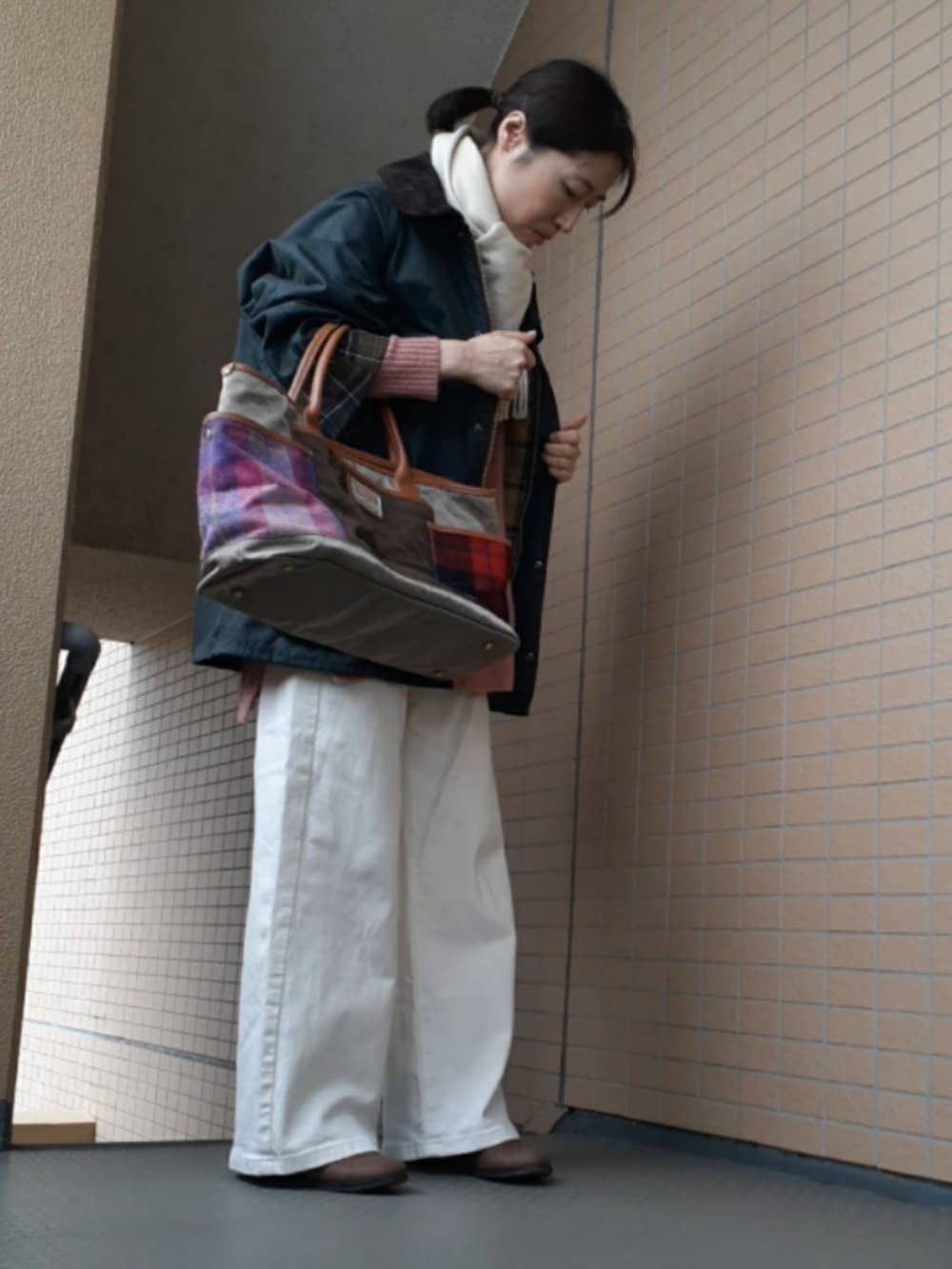 ホワイト系のデニムパンツ、グリーン系のその他アウター、ピンク系のニット/セーターを着用したレディースの春コーディネートの2枚目の写真