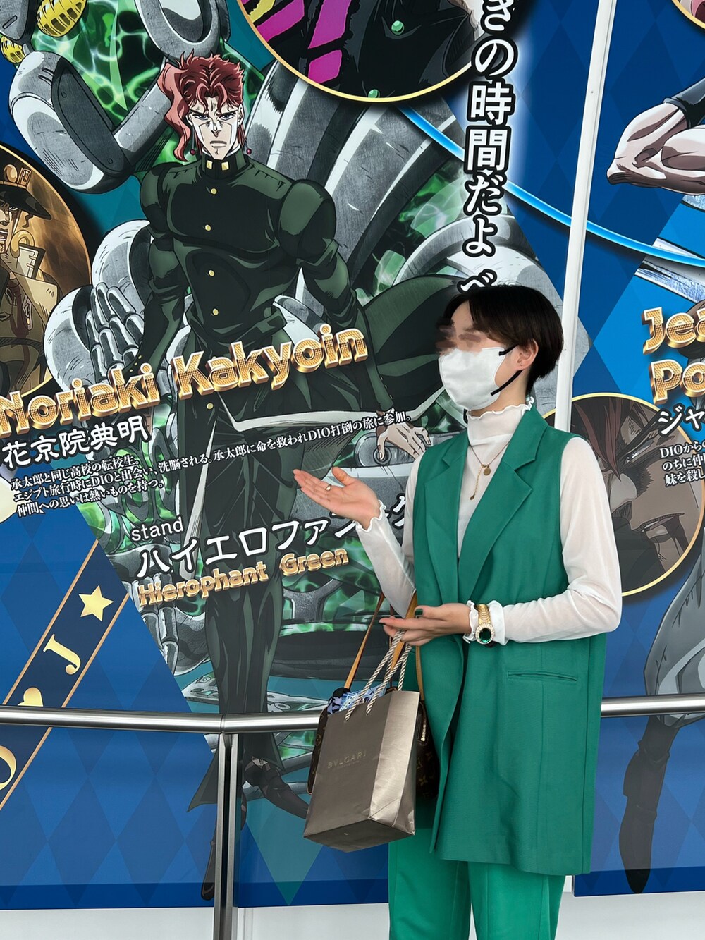 グリーン系のその他アウター、グリーン系のスラックスを着用したレディースの秋コーディネートの2枚目の写真