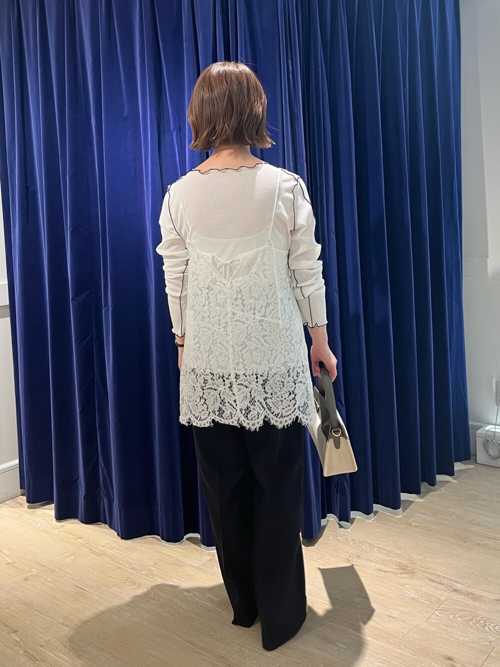 ホワイト系のキャミソール、ホワイト系のTシャツ/カットソー、ベージュ系のショルダーバッグを着用したレディースの春コーディネートの4枚目の写真