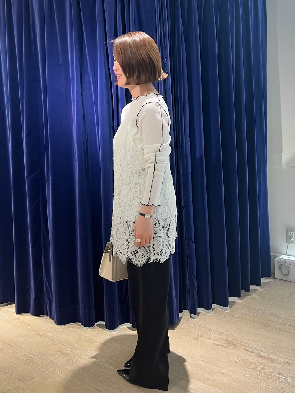 ホワイト系のキャミソール、ホワイト系のTシャツ/カットソー、ベージュ系のショルダーバッグを着用したレディースの春コーディネートの5枚目の写真