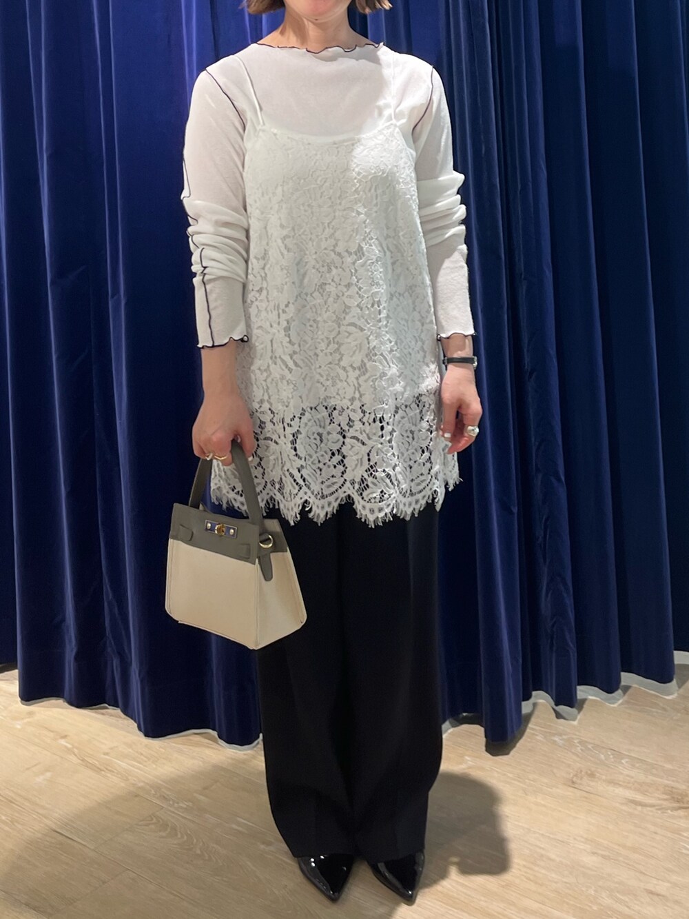 ホワイト系のキャミソール、ホワイト系のTシャツ/カットソー、ベージュ系のショルダーバッグを着用したレディースの春コーディネートの8枚目の写真