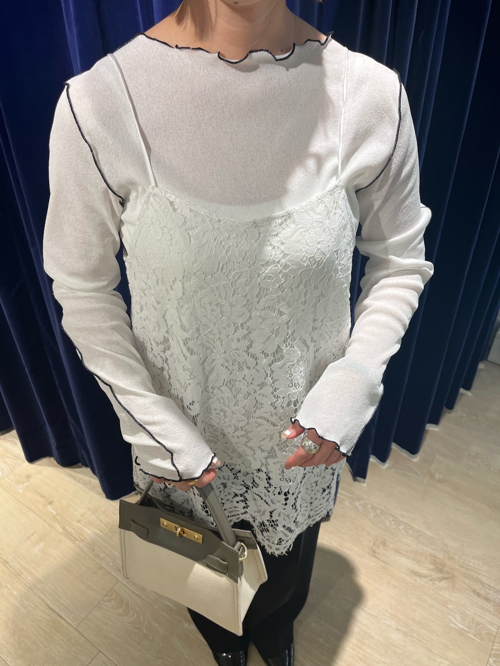 ホワイト系のキャミソール、ホワイト系のTシャツ/カットソー、ベージュ系のショルダーバッグを着用したレディースの春コーディネートの9枚目の写真