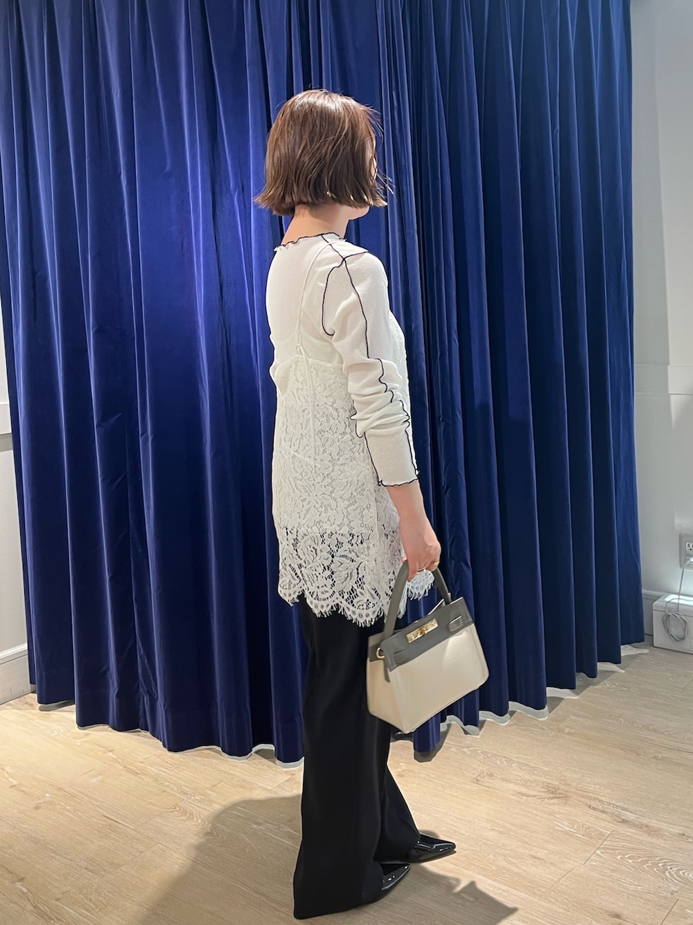 ホワイト系のキャミソール、ホワイト系のTシャツ/カットソー、ベージュ系のショルダーバッグを着用したレディースの春コーディネートの3枚目の写真