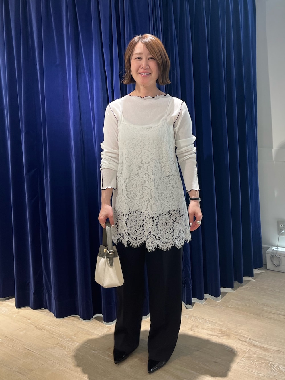 ホワイト系のキャミソール、ホワイト系のTシャツ/カットソー、ベージュ系のショルダーバッグを着用したレディースの春コーディネートの7枚目の写真