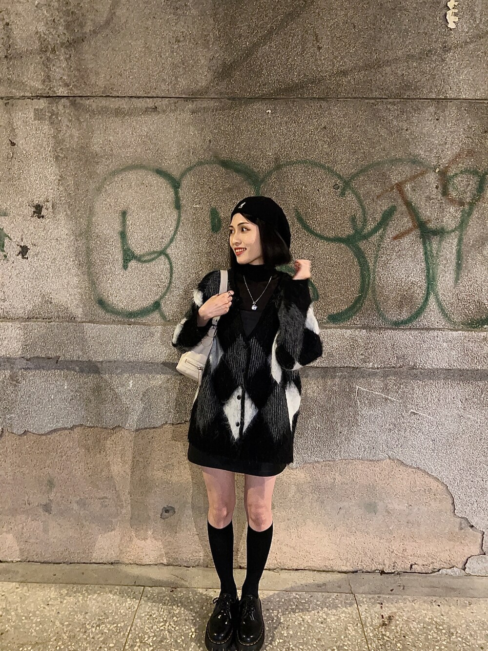 ブラック系のカーディガン/ボレロ、ブラック系のローファー、ブラック系のハンチング/ベレー帽を着用したレディースの春コーディネートの2枚目の写真