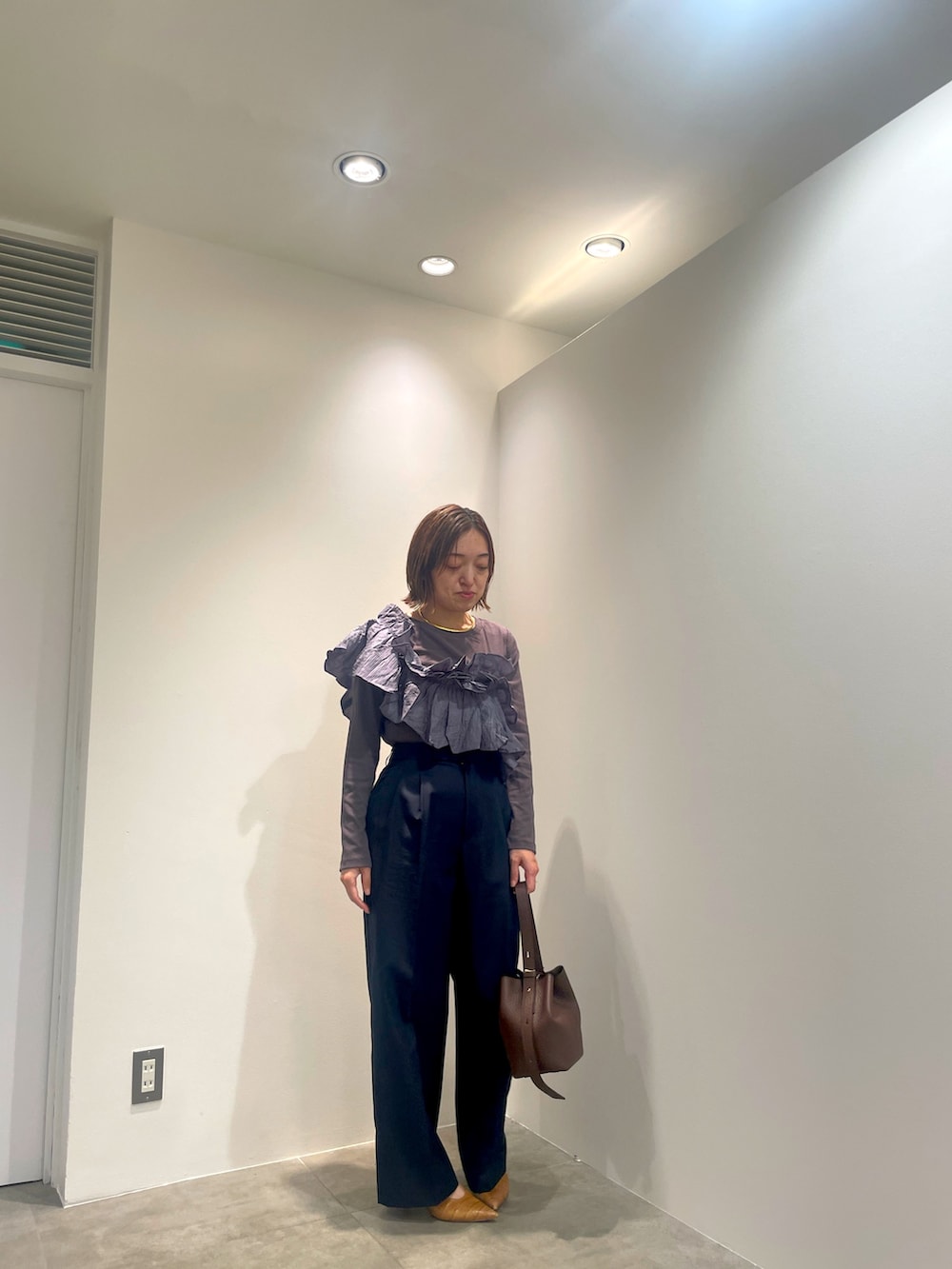 グレー系のTシャツ/カットソー、ブルー系のその他パンツ、ブラウン系のショルダーバッグを着用したレディースの秋コーディネートの7枚目の写真