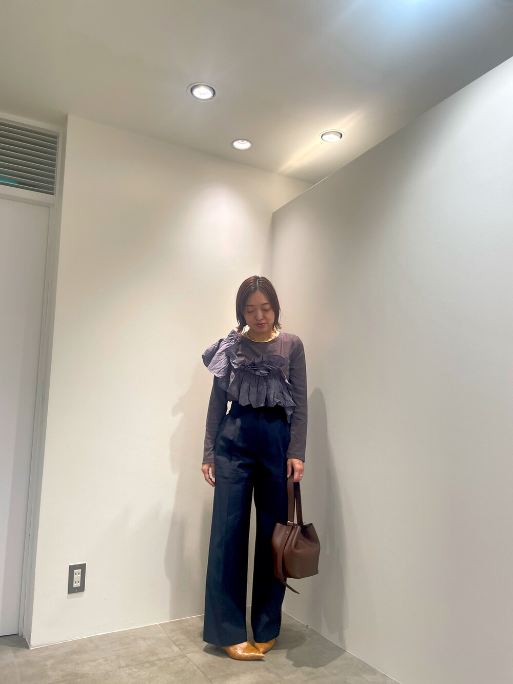 グレー系のTシャツ/カットソー、ブルー系のその他パンツ、ブラウン系のショルダーバッグを着用したレディースの秋コーディネートの8枚目の写真