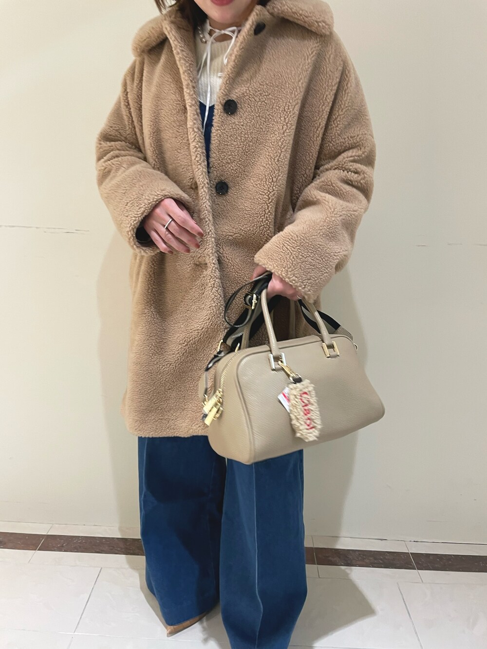 「休日スタイル、オトナカジュアル、冬のコーデ、大人コーデ、パンツスタイル、キレイめカジュアル、低身長女子、大人ガーリー、デニムパンツ、ママコーデ」｜「Traditional Weatherwearの【TRADITIONAL WEATHERWEAR】NOLLEYS別注 MALTON ECO FURブルゾン（ダッフルコート、イエロー系）」を使った、ichinoさん（レディース・155cm）の冬コーディネートの6枚目の写真