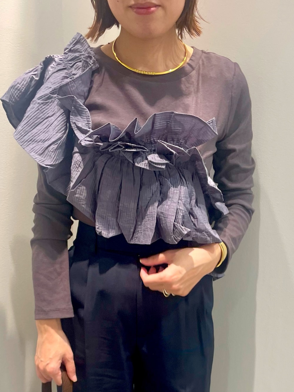 グレー系のTシャツ/カットソー、ブルー系のその他パンツ、ブラウン系のショルダーバッグを着用したレディースの秋コーディネートの9枚目の写真