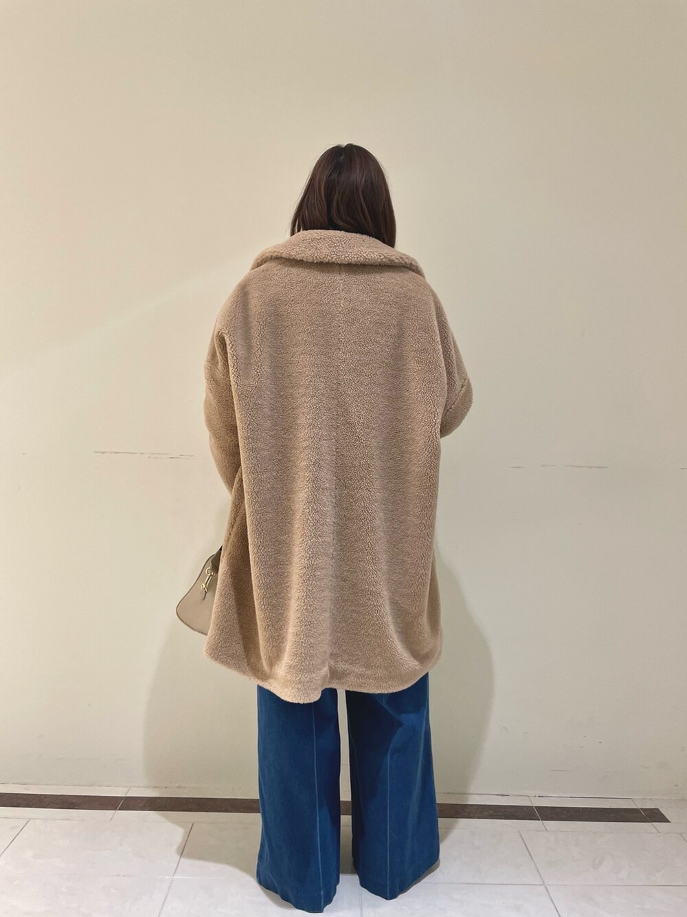 「休日スタイル、オトナカジュアル、冬のコーデ、大人コーデ、パンツスタイル、キレイめカジュアル、低身長女子、大人ガーリー、デニムパンツ、ママコーデ」｜「Traditional Weatherwearの【TRADITIONAL WEATHERWEAR】NOLLEYS別注 MALTON ECO FURブルゾン（ダッフルコート、イエロー系）」を使った、ichinoさん（レディース・155cm）の冬コーディネートの4枚目の写真