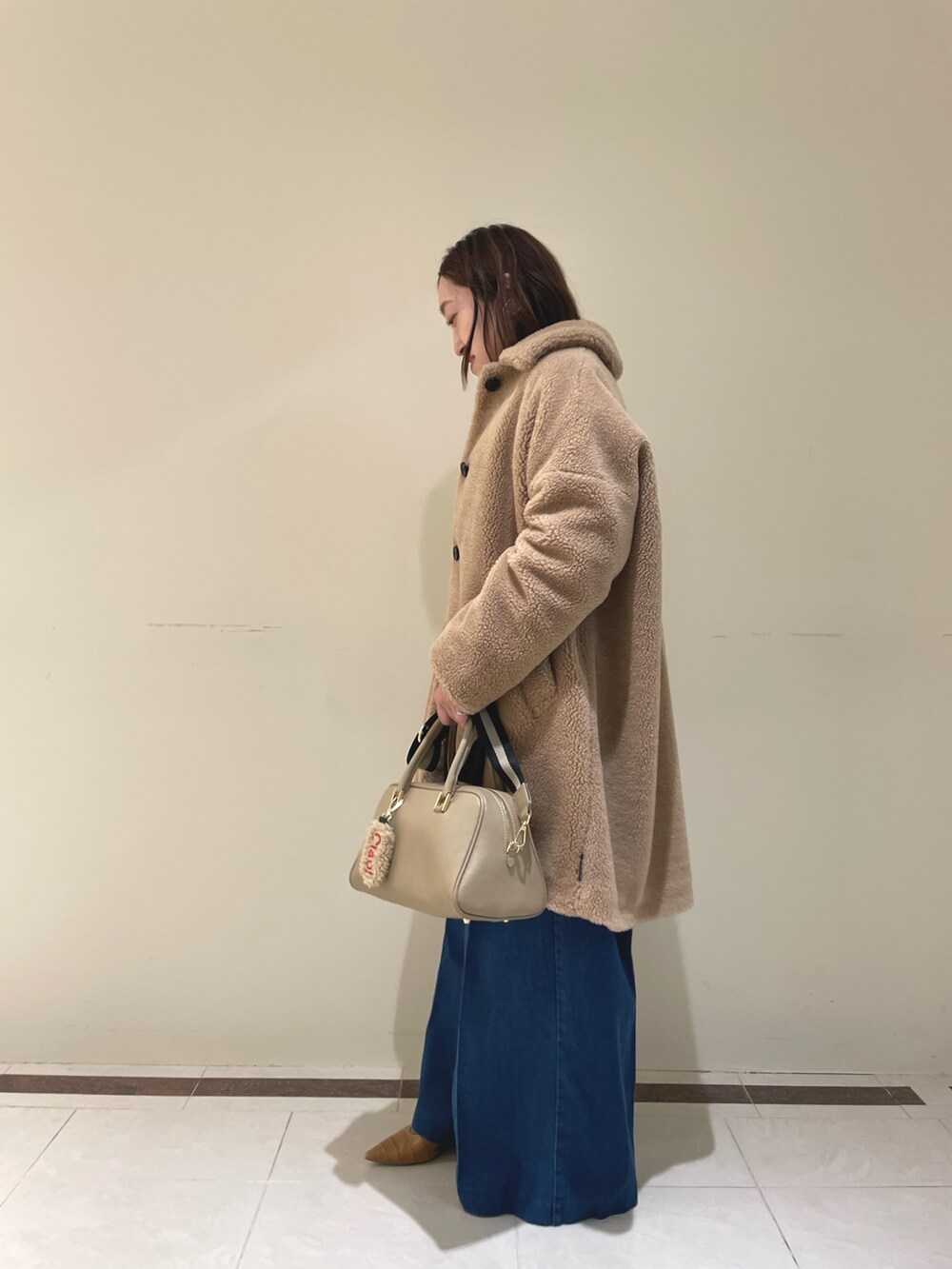 「休日スタイル、オトナカジュアル、冬のコーデ、大人コーデ、パンツスタイル、キレイめカジュアル、低身長女子、大人ガーリー、デニムパンツ、ママコーデ」｜「Traditional Weatherwearの【TRADITIONAL WEATHERWEAR】NOLLEYS別注 MALTON ECO FURブルゾン（ダッフルコート、イエロー系）」を使った、ichinoさん（レディース・155cm）の冬コーディネートの3枚目の写真