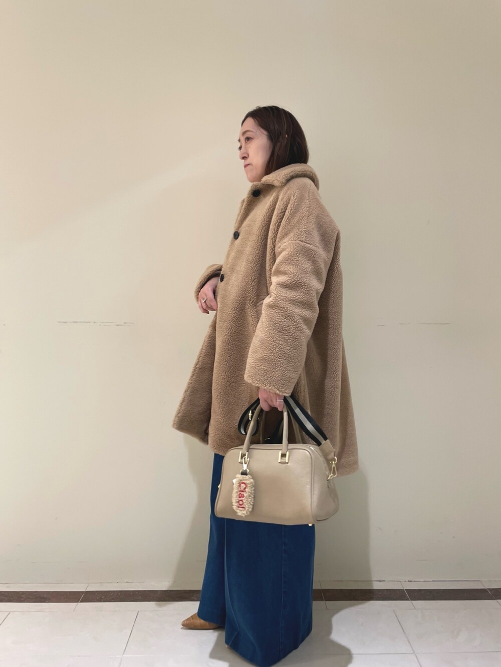 「休日スタイル、オトナカジュアル、冬のコーデ、大人コーデ、パンツスタイル、キレイめカジュアル、低身長女子、大人ガーリー、デニムパンツ、ママコーデ」｜「Traditional Weatherwearの【TRADITIONAL WEATHERWEAR】NOLLEYS別注 MALTON ECO FURブルゾン（ダッフルコート、イエロー系）」を使った、ichinoさん（レディース・155cm）の冬コーディネートの5枚目の写真