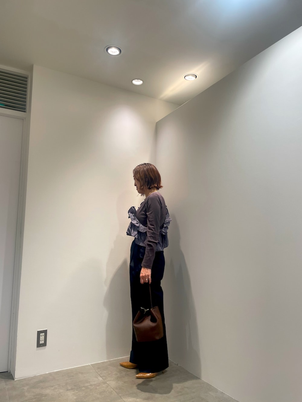 グレー系のTシャツ/カットソー、ブルー系のその他パンツ、ブラウン系のショルダーバッグを着用したレディースの秋コーディネートの5枚目の写真