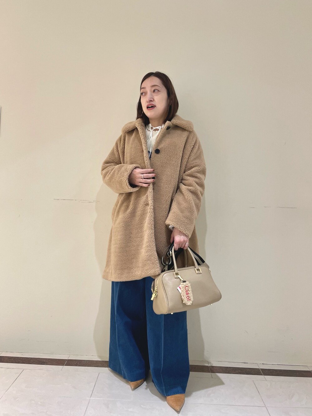 「休日スタイル、オトナカジュアル、冬のコーデ、大人コーデ、パンツスタイル、キレイめカジュアル、低身長女子、大人ガーリー、デニムパンツ、ママコーデ」｜「Traditional Weatherwearの【TRADITIONAL WEATHERWEAR】NOLLEYS別注 MALTON ECO FURブルゾン（ダッフルコート、イエロー系）」を使った、ichinoさん（レディース・155cm）の冬コーディネートの2枚目の写真
