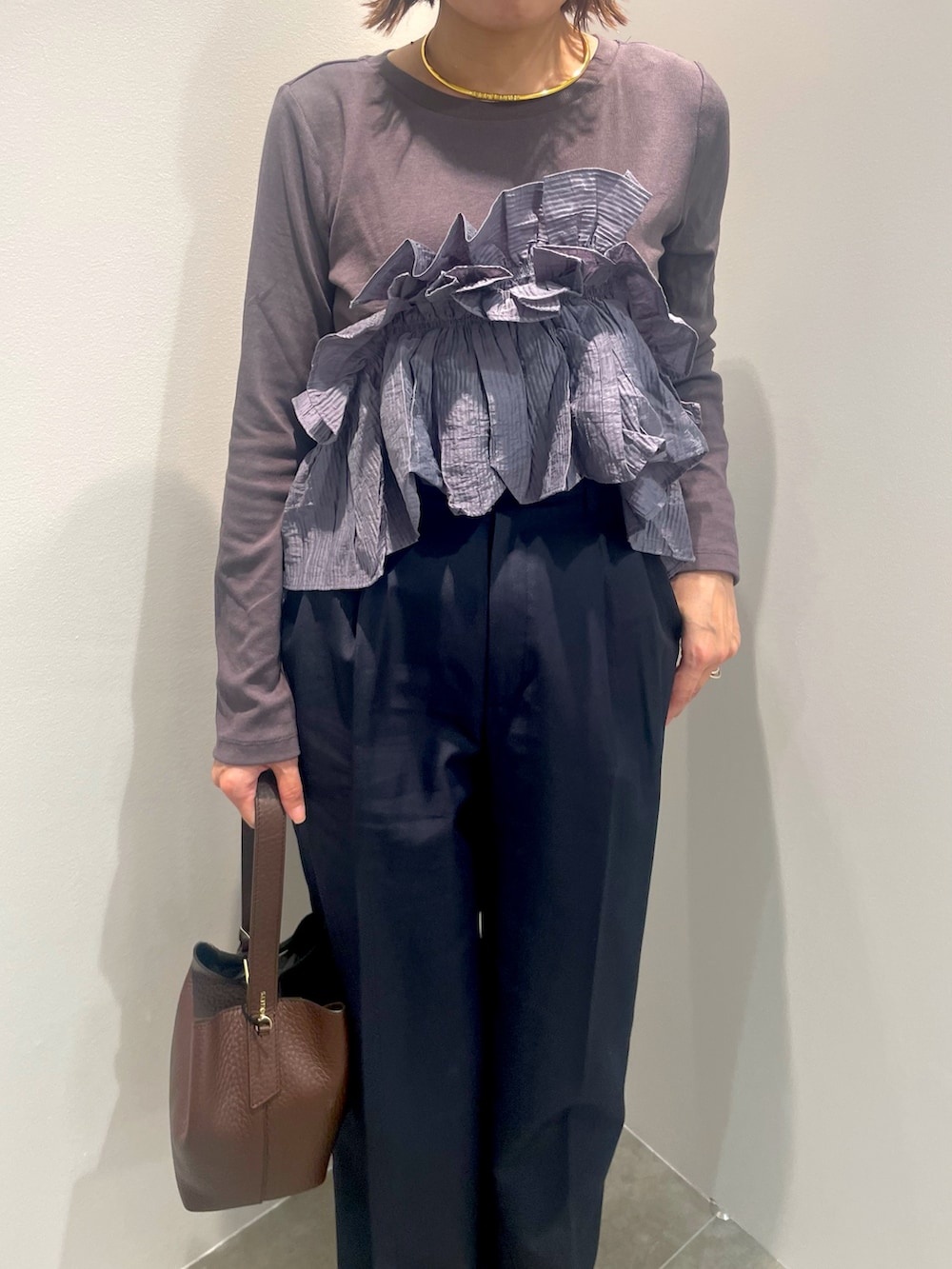 グレー系のTシャツ/カットソー、ブルー系のその他パンツ、ブラウン系のショルダーバッグを着用したレディースの秋コーディネートの10枚目の写真