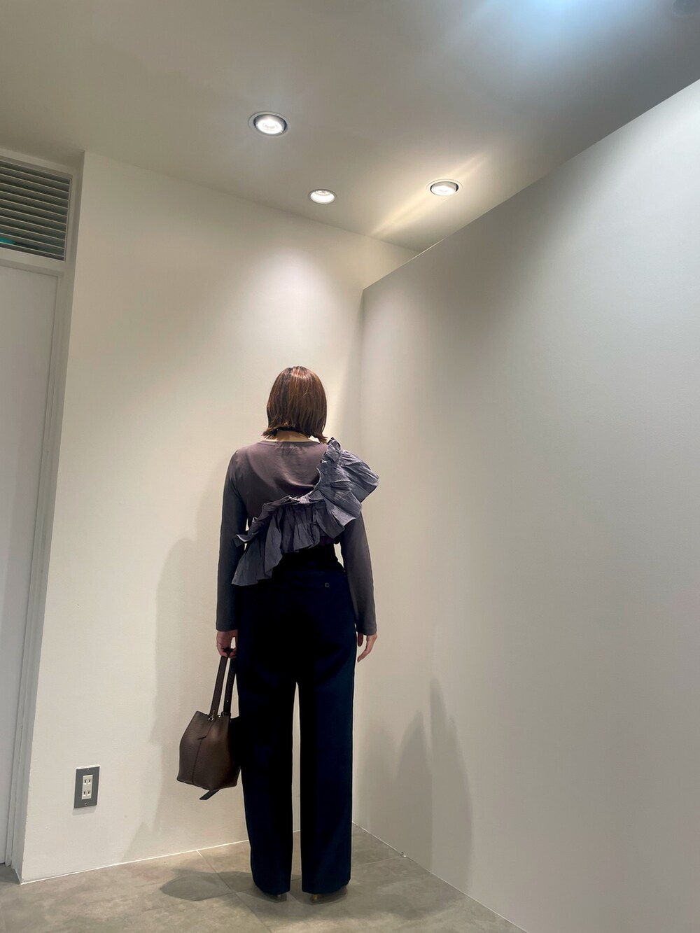 グレー系のTシャツ/カットソー、ブルー系のその他パンツ、ブラウン系のショルダーバッグを着用したレディースの秋コーディネートの6枚目の写真