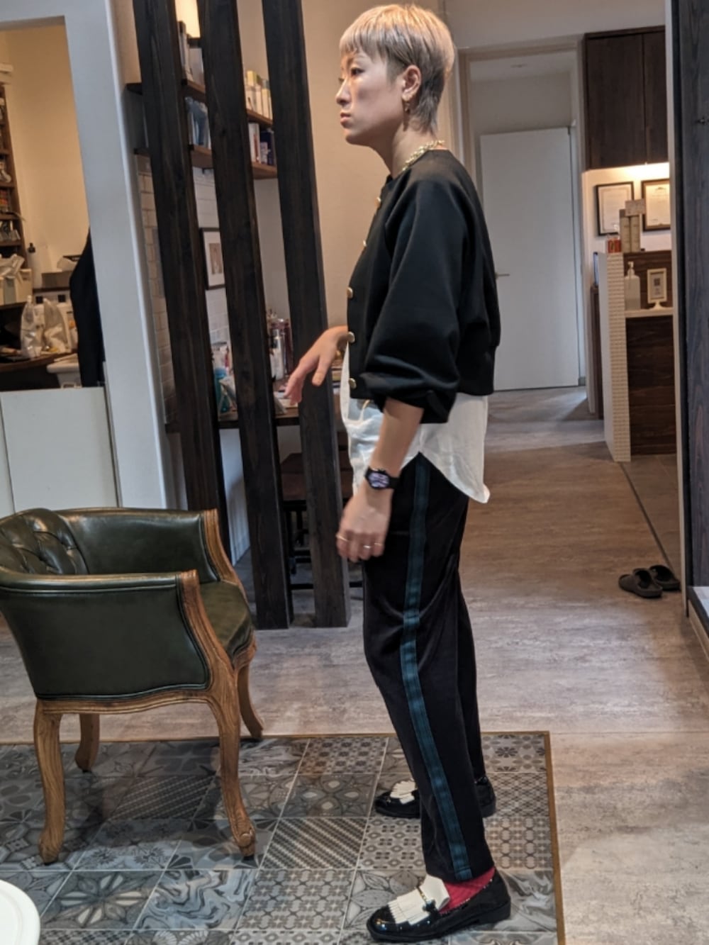 ブラック系のノーカラーコート、ブラック系のスウェットパンツ、ホワイト系のTシャツ/カットソーを着用したレディースの秋コーディネートの2枚目の写真