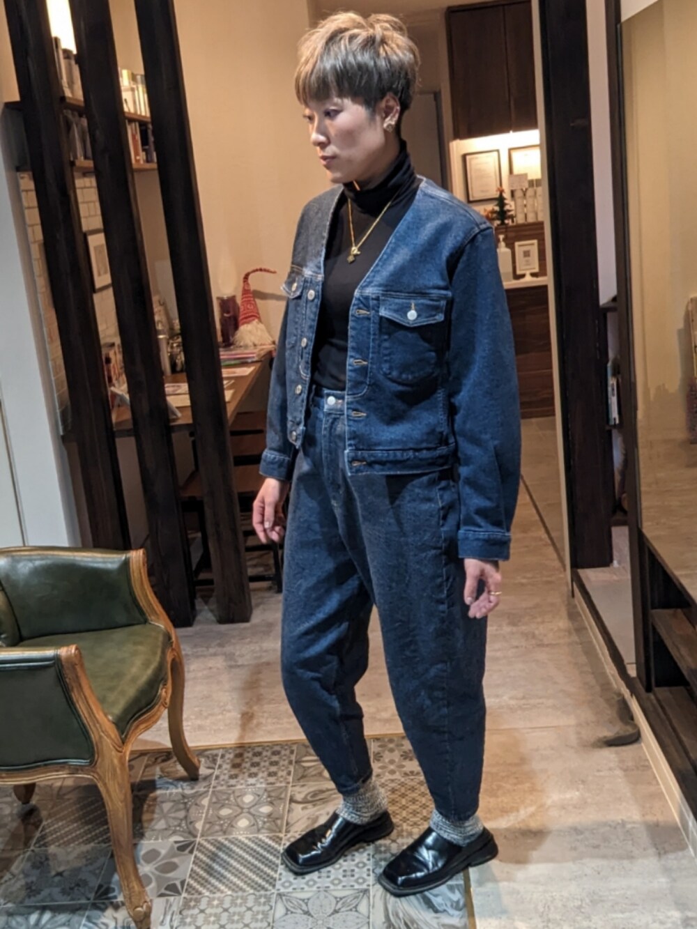 ブルー系のデニムパンツ、ブルー系のデニムジャケットを着用したレディースの冬コーディネートの2枚目の写真