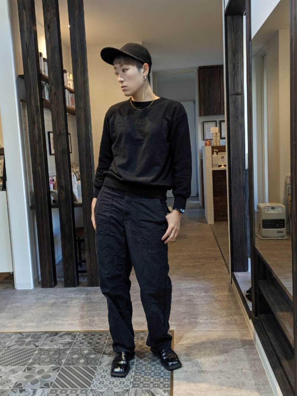 ブラック系のダウンジャケット/コート、ブラック系のパンツ、ブラック系のスウェットを着用したレディースの冬コーディネートの2枚目の写真