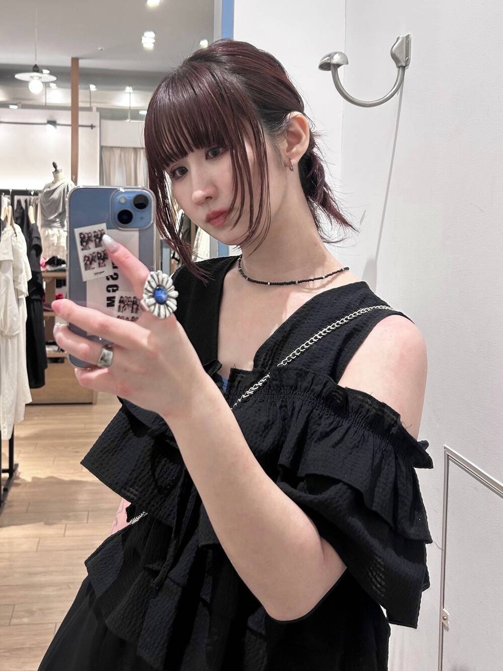 ブラック系のその他パンツ、ブラック系のサンダル、ブラック系のシャツ/ブラウスを着用したレディースの夏コーディネートの2枚目の写真