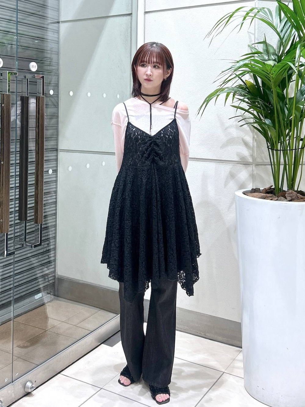 「ローリーズスタイル_LOWRYS FARM、大人女子カジュアル_LOWRYS FARM、着痩せ・細見え、ワントーン、きれいめ、骨格ウェーブ、カジュアル、LOWRYS FARM、モノトーン、ブラックコーデ」|「LOWRYS FARMのデニムフレアパンツ 498676(デニムパンツ、ブラック系)」を使った、chinatsu.さん(レディース・163cm)の夏コーディネートの2枚目の写真