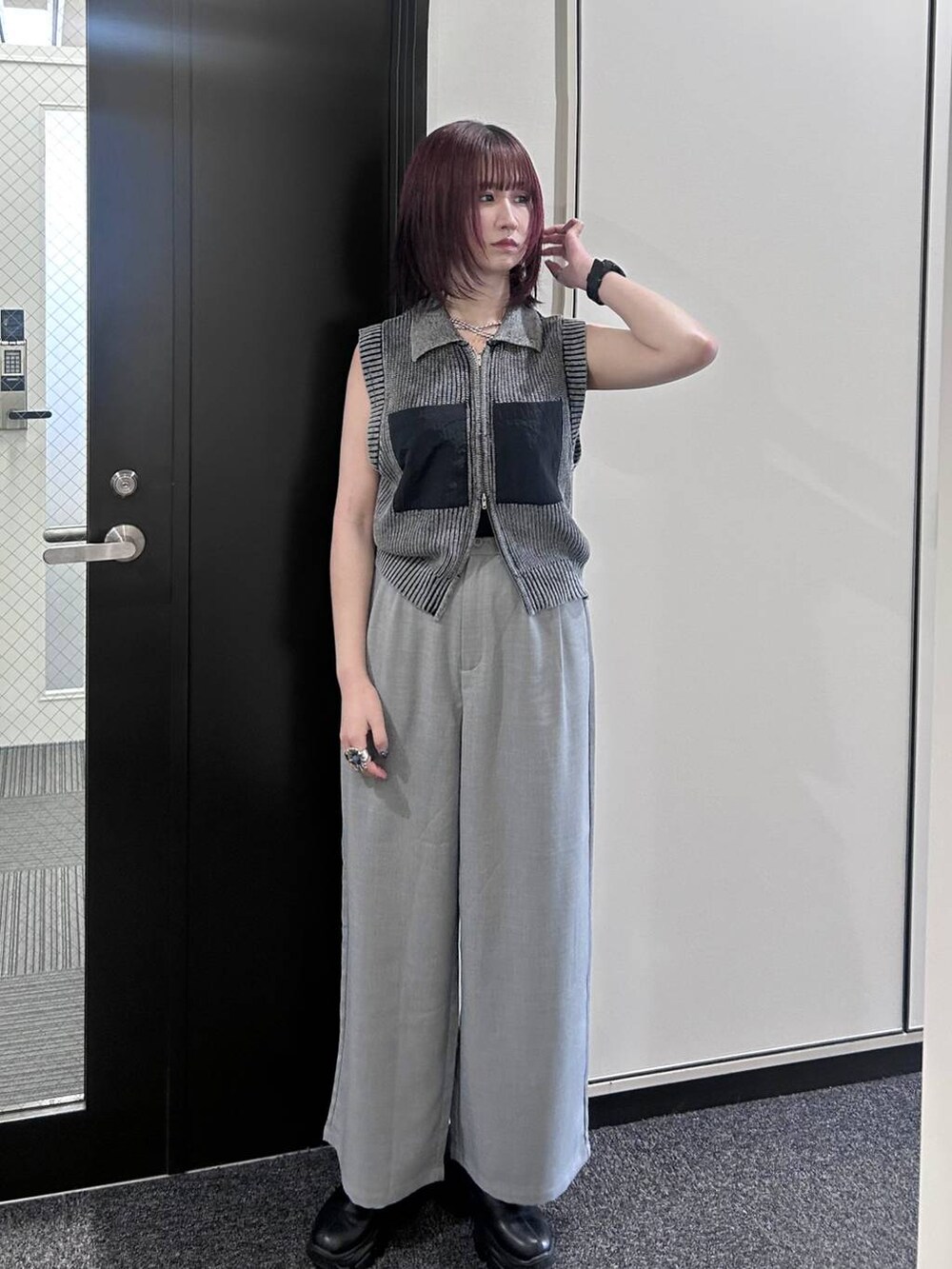 「着痩せ・細見え、ワントーン、きれいめ、ローリーズスタイル_LOWRYS FARM、大人女子カジュアル_LOWRYS FARM、骨格ウェーブ、カジュアル、LOWRYS FARM、モノトーン、ブラックコーデ」|「LOWRYS FARMのストレッチスニーカーブーツ 133385(ブーツ、ブラック系)」を使った、chinatsu.さん(レディース・163cm)の秋コーディネートの2枚目の写真