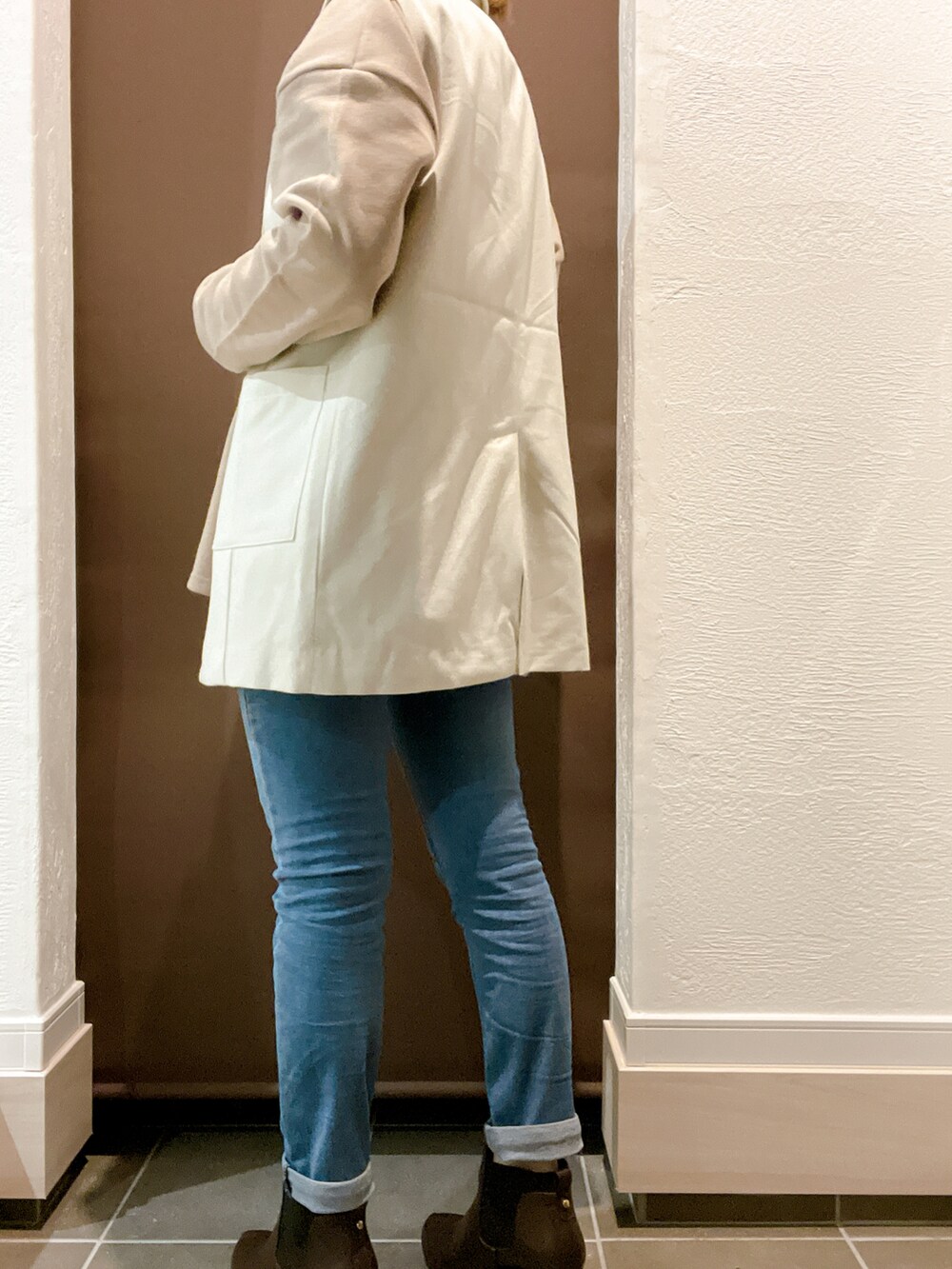 ブルー系のデニムパンツ、ベージュ系のスウェット、ベージュ系のジャケット/アウターを着用したレディースの秋コーディネートの2枚目の写真