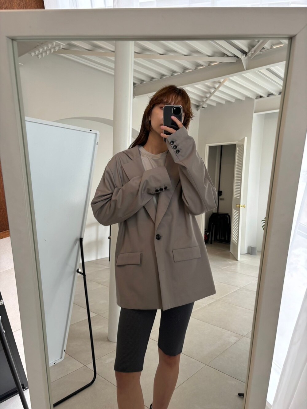 「ニットパンツ、リブパンツ、ハーフパンツ、リムアーク、RIM.ARK、モード、スポーツミックス、スポーティ、ジャケットスタイル、秋コーデ、ジャケット、ジャケットコーデ、グレージュ、ベージュ」｜「RIM.ARKのMohair mix minimum knit vest（ニット/セーター、ベージュ系）」を使った、RIM.ARK staffさん（レディース・168cm）の夏コーディネートの2枚目の写真