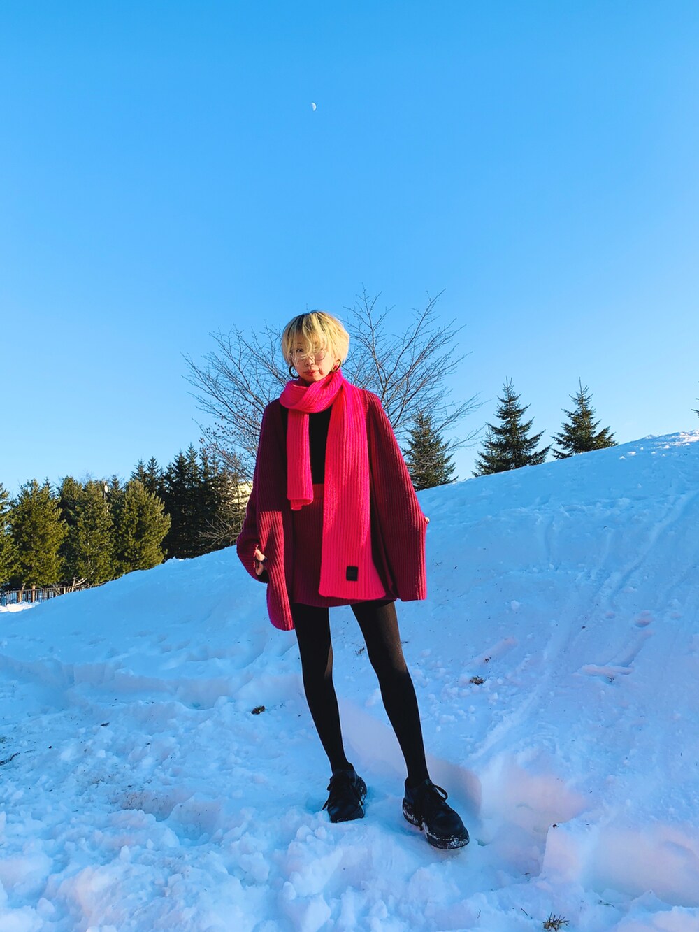 パープル系のカーディガン/ボレロ、パープル系のスカート、ブラック系のブーツを着用したレディースの冬コーディネートの2枚目の写真