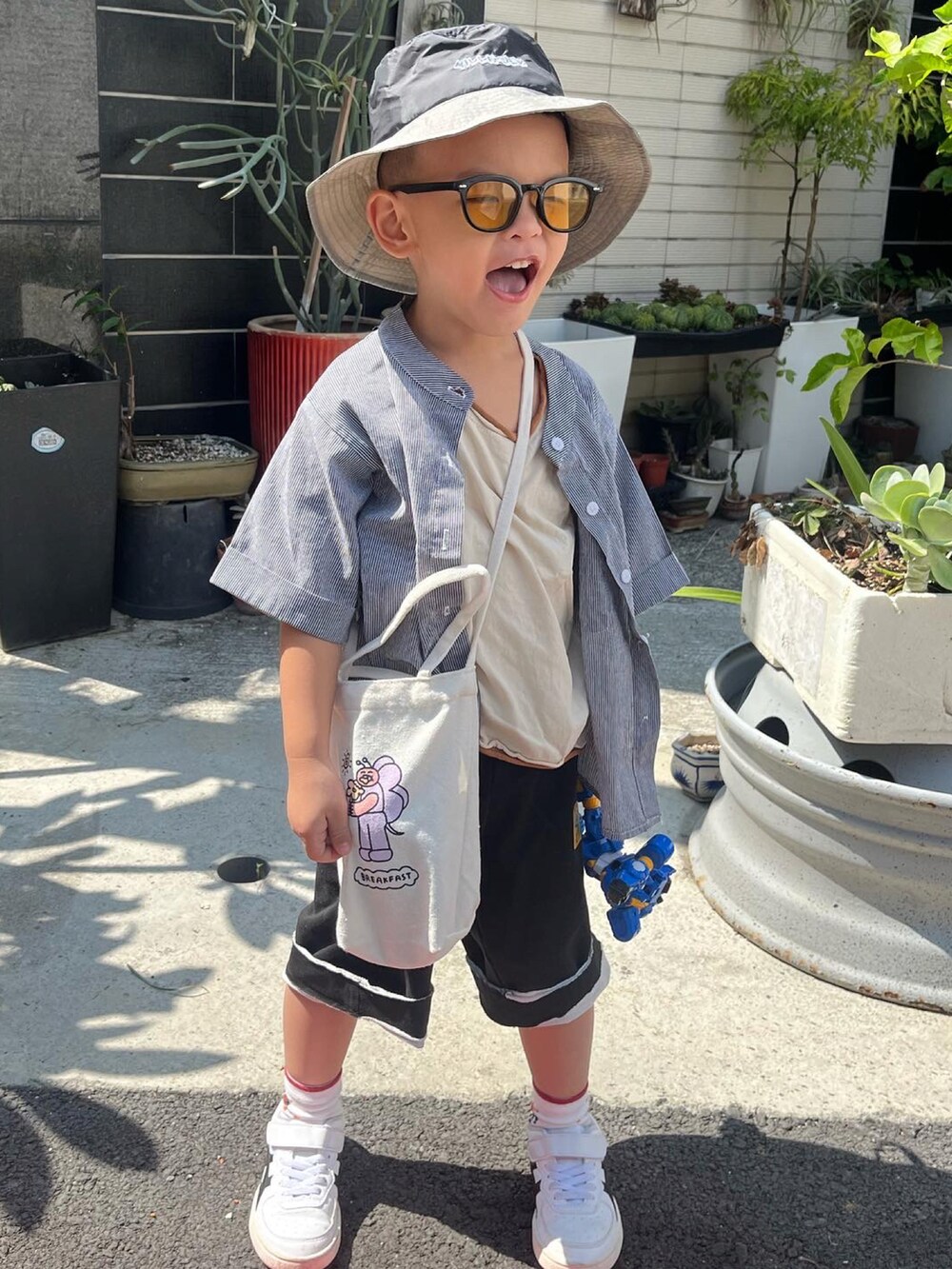 ホワイト系のスニーカー、ベージュ系のTシャツ/カットソーを着用したキッズの秋コーディネートの3枚目の写真