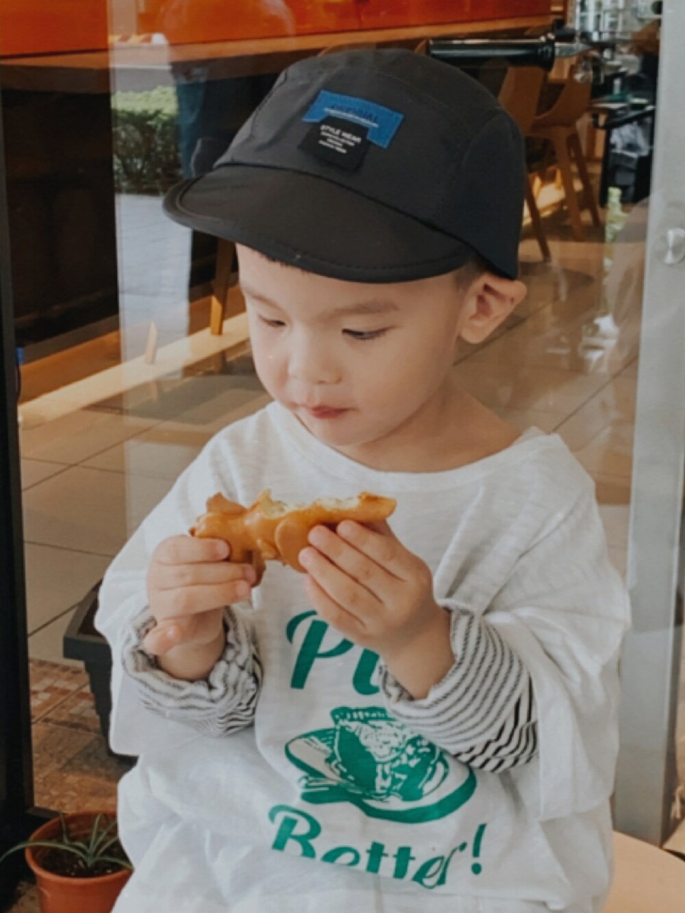 ブルー系のデニムパンツを着用したキッズの冬コーディネートの2枚目の写真