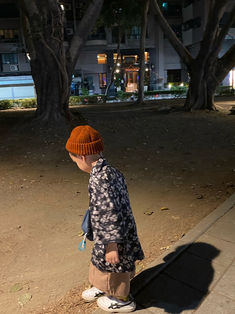 ホワイト系のスニーカーを着用したキッズの冬コーディネートの4枚目の写真