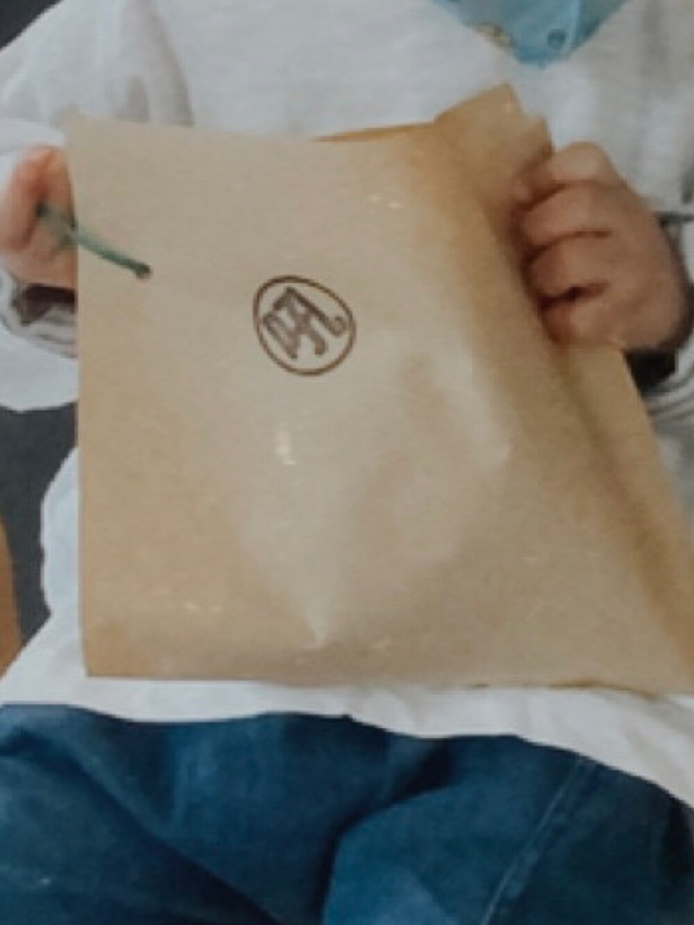 ブルー系のデニムパンツを着用したキッズの冬コーディネートの4枚目の写真