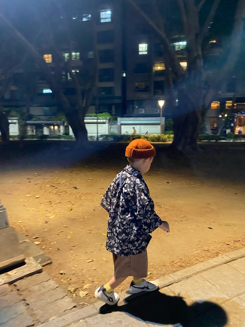 ホワイト系のスニーカーを着用したキッズの冬コーディネートの3枚目の写真