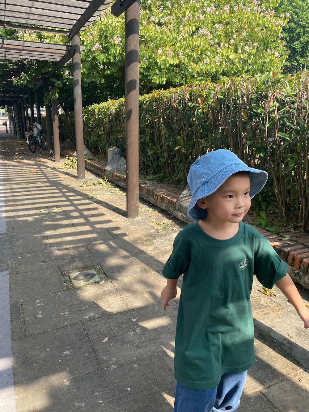 イエロー系のスニーカー、ブルー系のキャップを着用したキッズの冬コーディネートの3枚目の写真