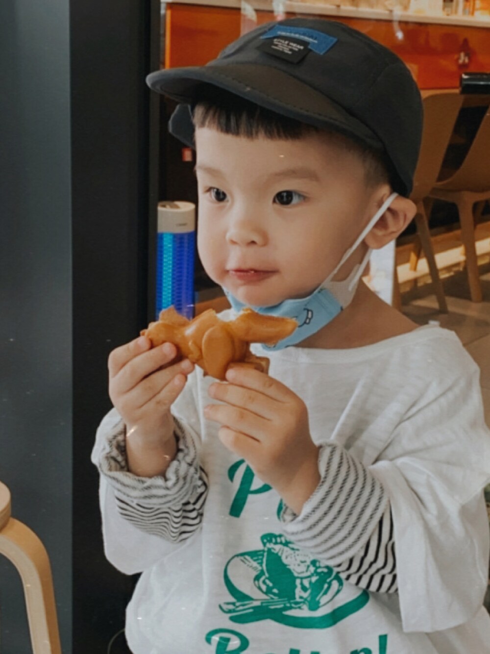 ブルー系のデニムパンツを着用したキッズの冬コーディネートの3枚目の写真