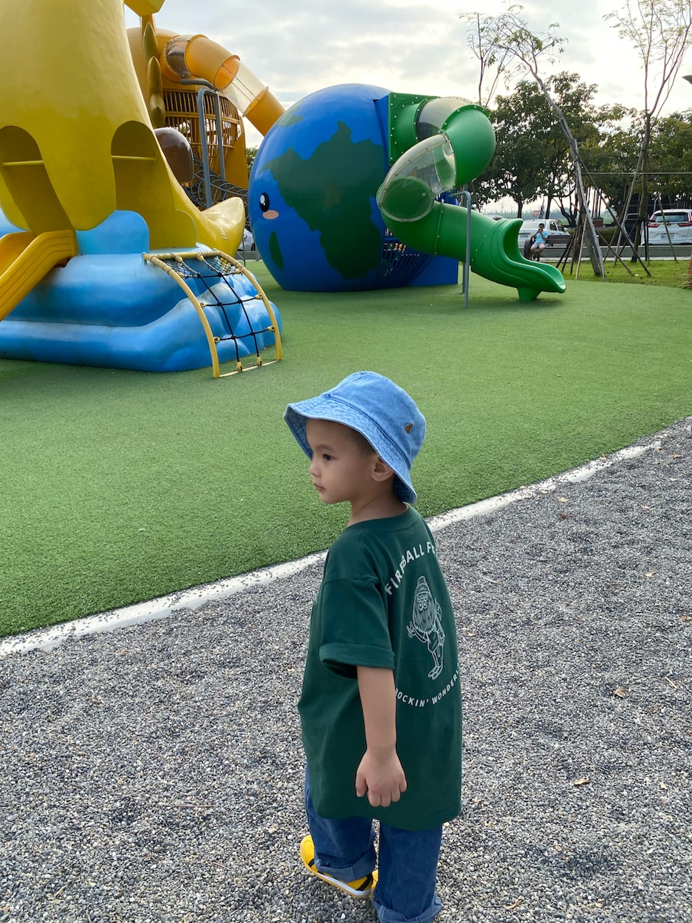 イエロー系のスニーカー、ブルー系のキャップを着用したキッズの冬コーディネートの2枚目の写真