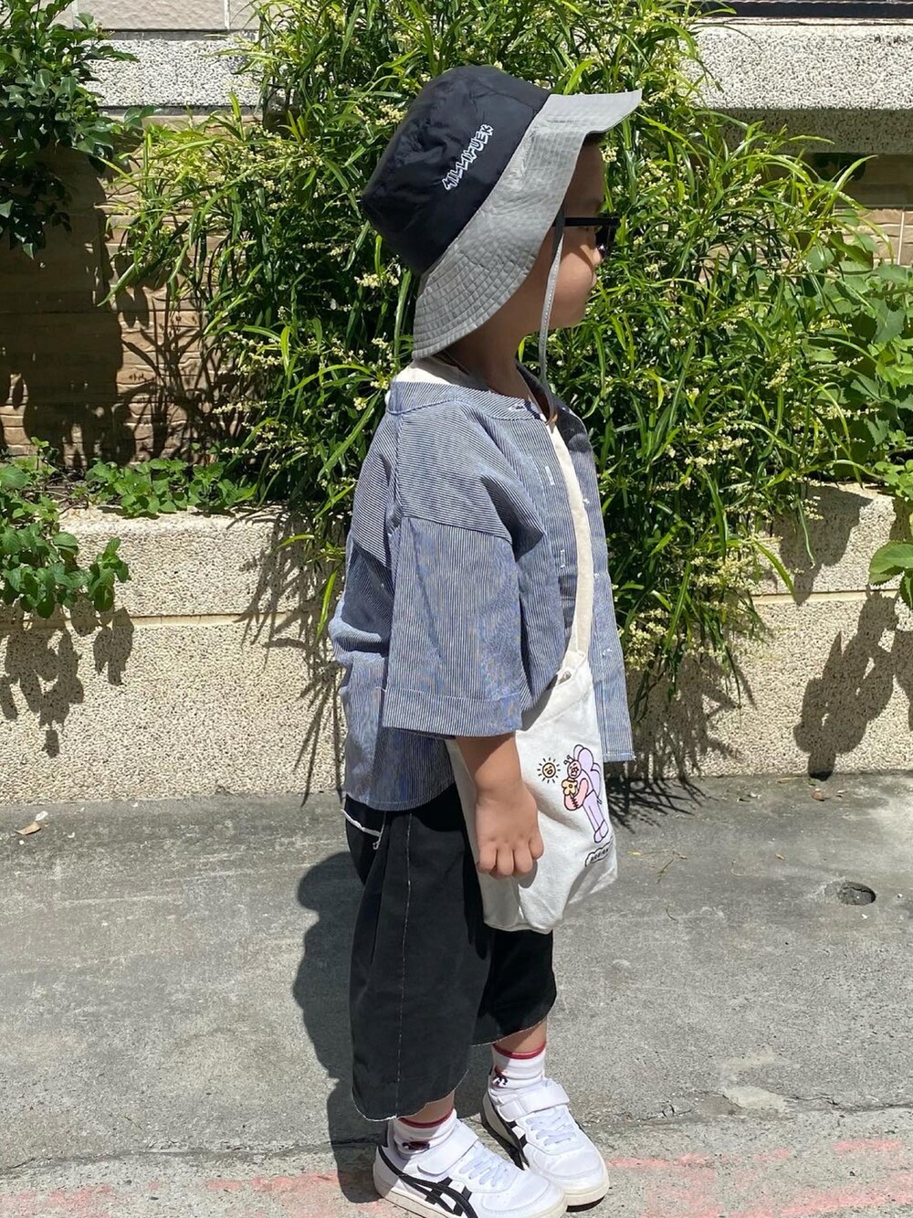 ホワイト系のスニーカー、ベージュ系のTシャツ/カットソーを着用したキッズの秋コーディネートの4枚目の写真