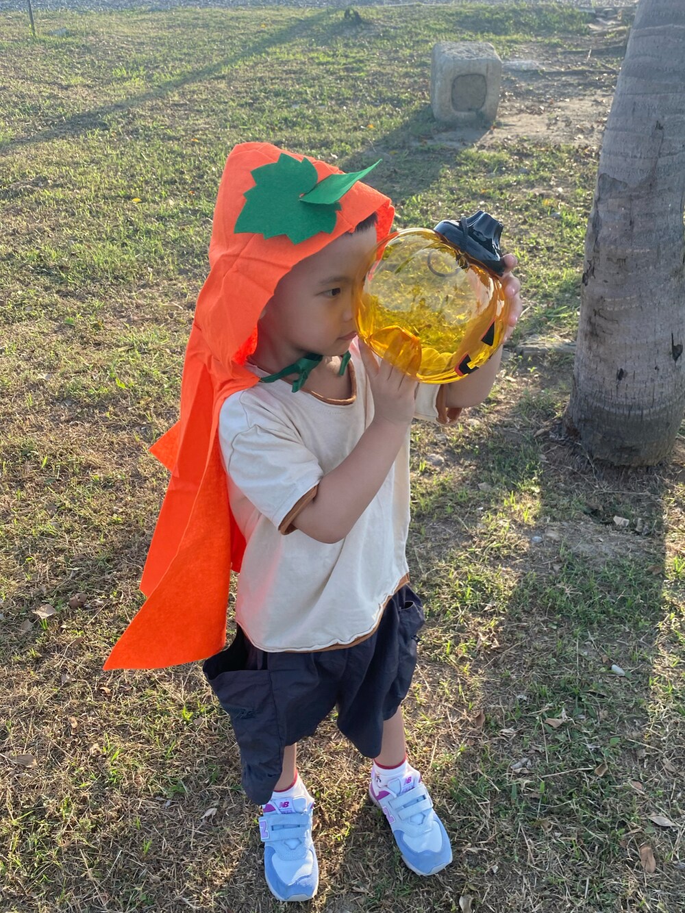 パープル系のスニーカーを着用したキッズの秋コーディネートの2枚目の写真