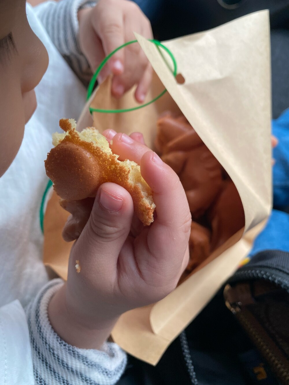 ブルー系のデニムパンツを着用したキッズの冬コーディネートの5枚目の写真