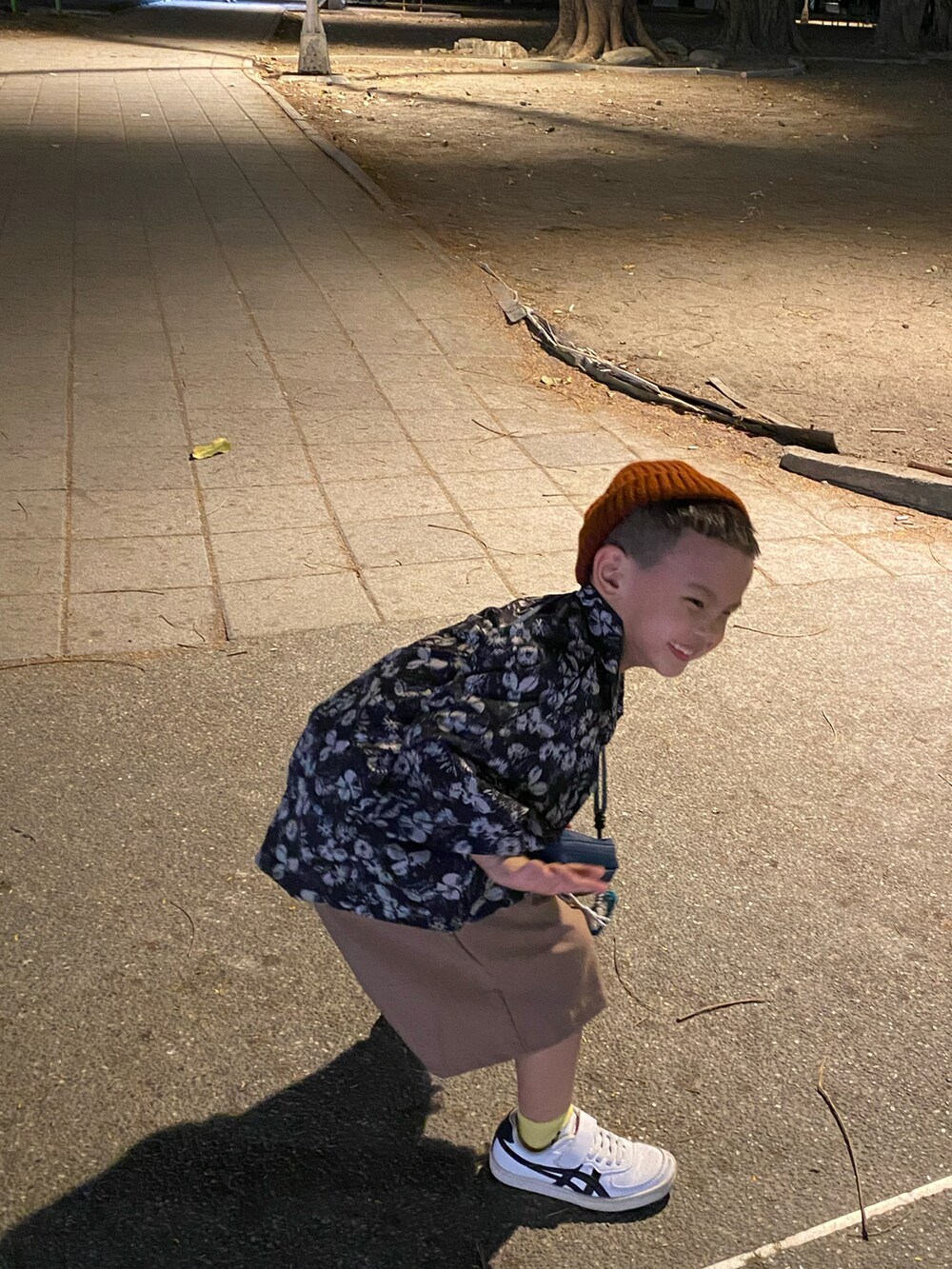 ホワイト系のスニーカーを着用したキッズの冬コーディネートの2枚目の写真