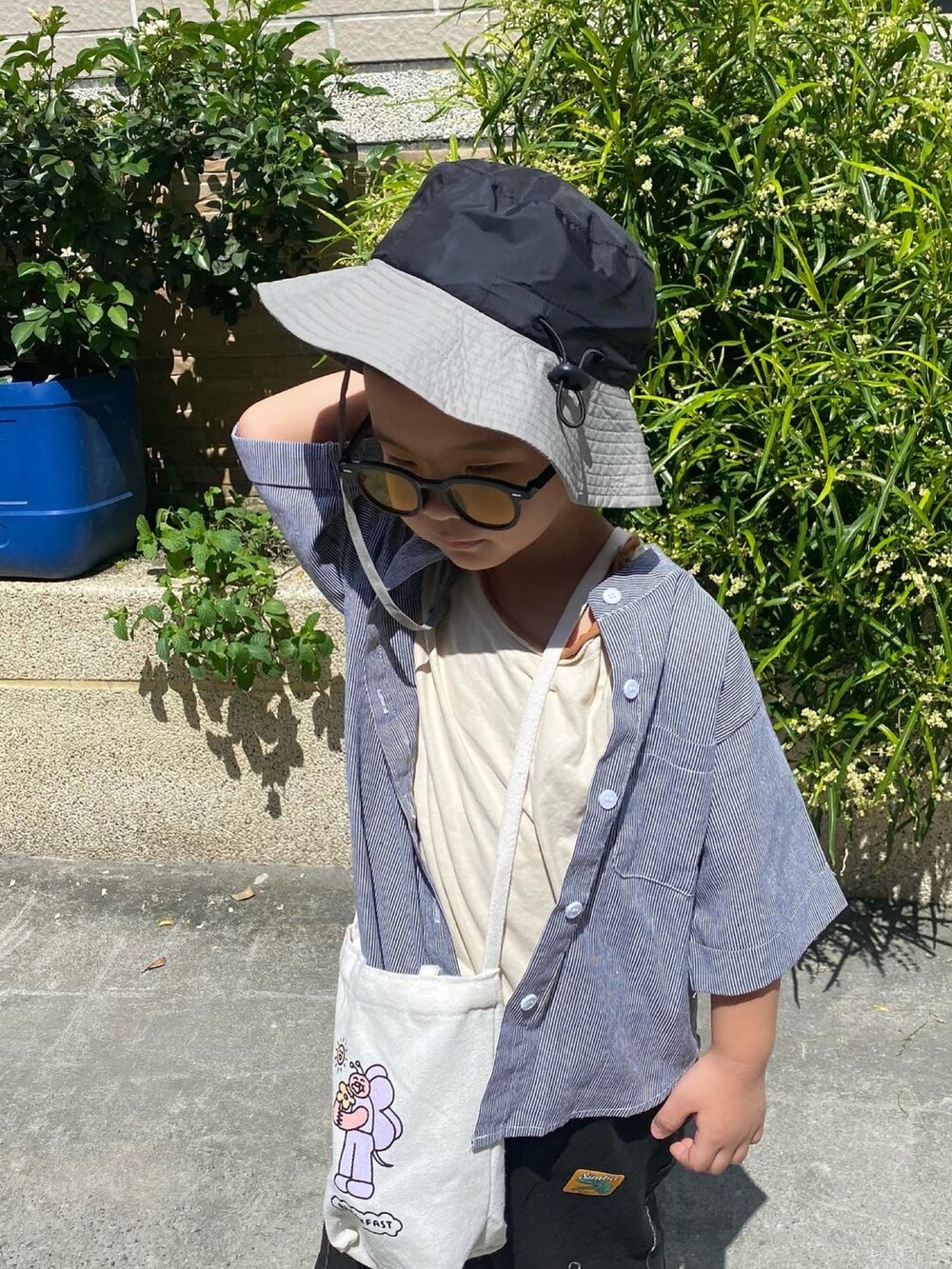 ホワイト系のスニーカー、ベージュ系のTシャツ/カットソーを着用したキッズの秋コーディネートの2枚目の写真