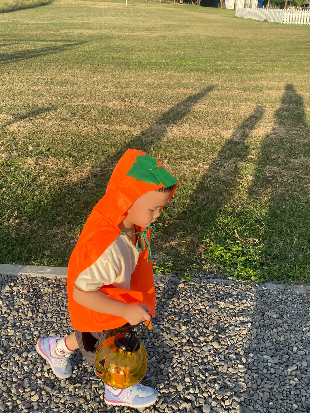 パープル系のスニーカーを着用したキッズの秋コーディネートの3枚目の写真