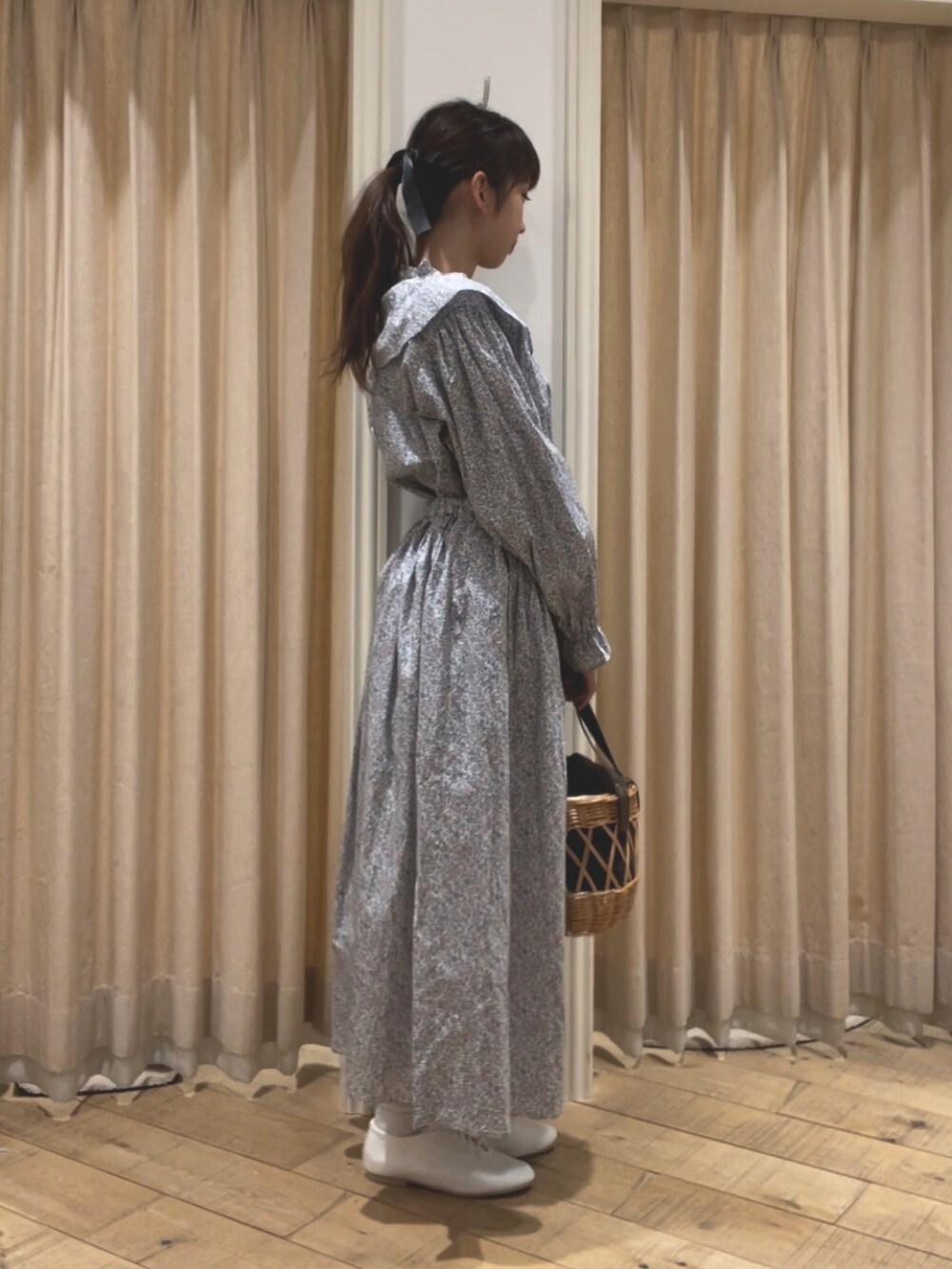 ブラウン系のハンドバッグ、ブルー系のシャツ/ブラウス、ブルー系のスカートを着用したレディースの冬コーディネートの3枚目の写真