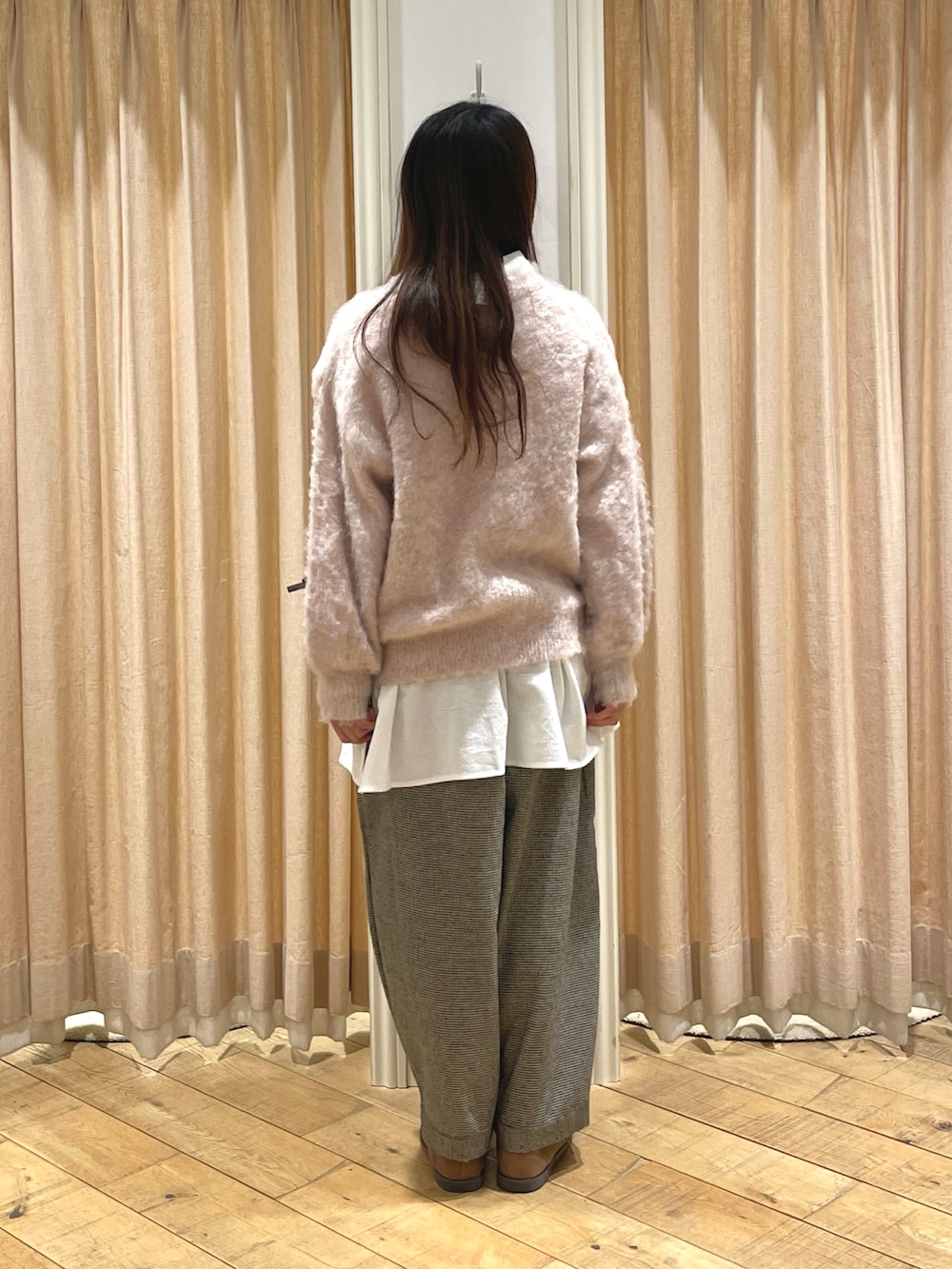 ホワイト系のニット/セーター、ブラック系のその他パンツ、ベージュ系のドレスシューズを着用したレディースの冬コーディネートの3枚目の写真