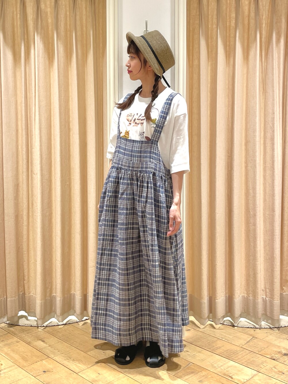 ホワイト系のTシャツ/カットソー、ブルー系のワンピース/ドレス、ブラック系のサンダルを着用したレディースの春コーディネートの2枚目の写真