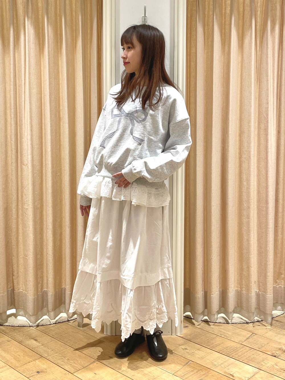 ブラック系のドレスシューズ、グレー系のTシャツ/カットソー、ホワイト系のシャツ/ブラウスを着用したレディースの春コーディネートの2枚目の写真