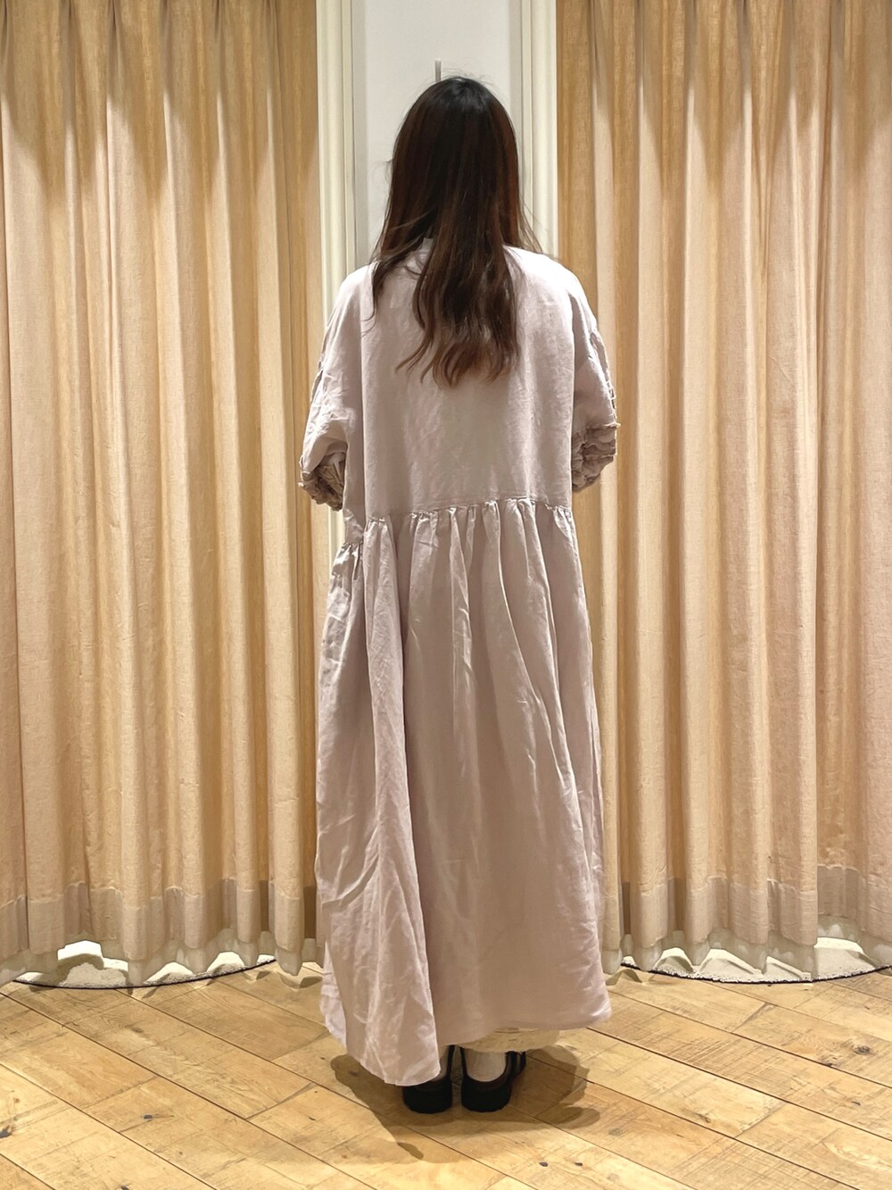 ブラウン系のドレスシューズ、ベージュ系のワンピース/ドレスを着用したレディースの春コーディネートの3枚目の写真