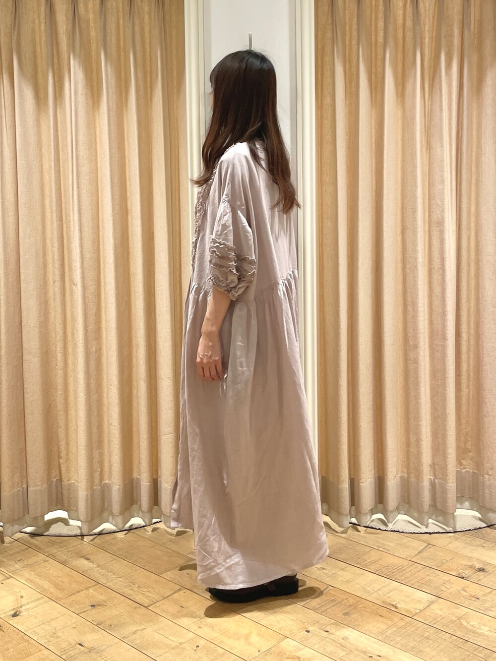 ブラウン系のドレスシューズ、ベージュ系のワンピース/ドレスを着用したレディースの春コーディネートの2枚目の写真