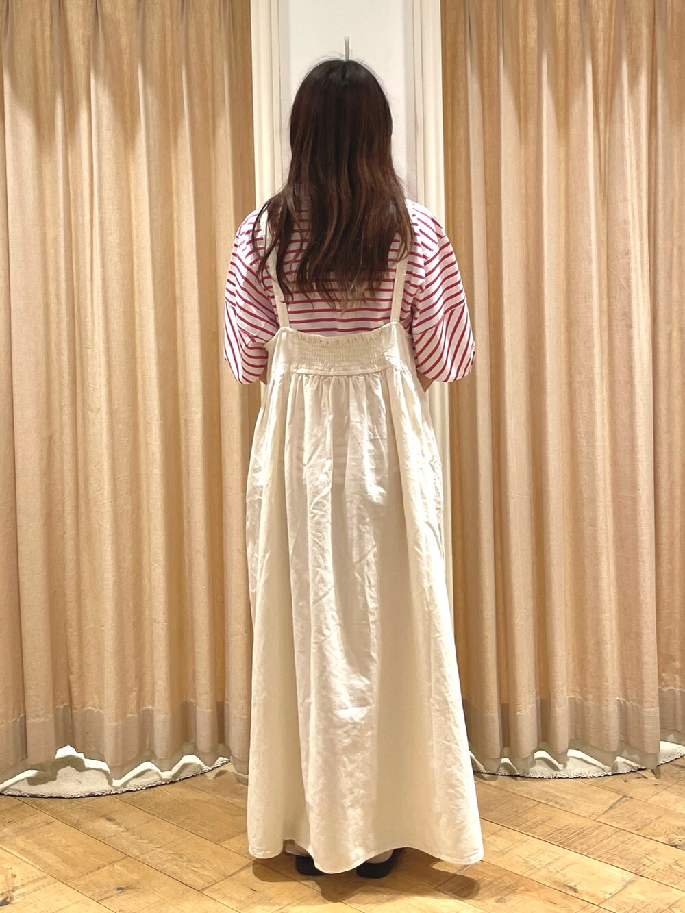 ホワイト系のワンピース、ピンク系のTシャツ/カットソー、ブラウン系のサンダルを着用したレディースの夏コーディネートの3枚目の写真